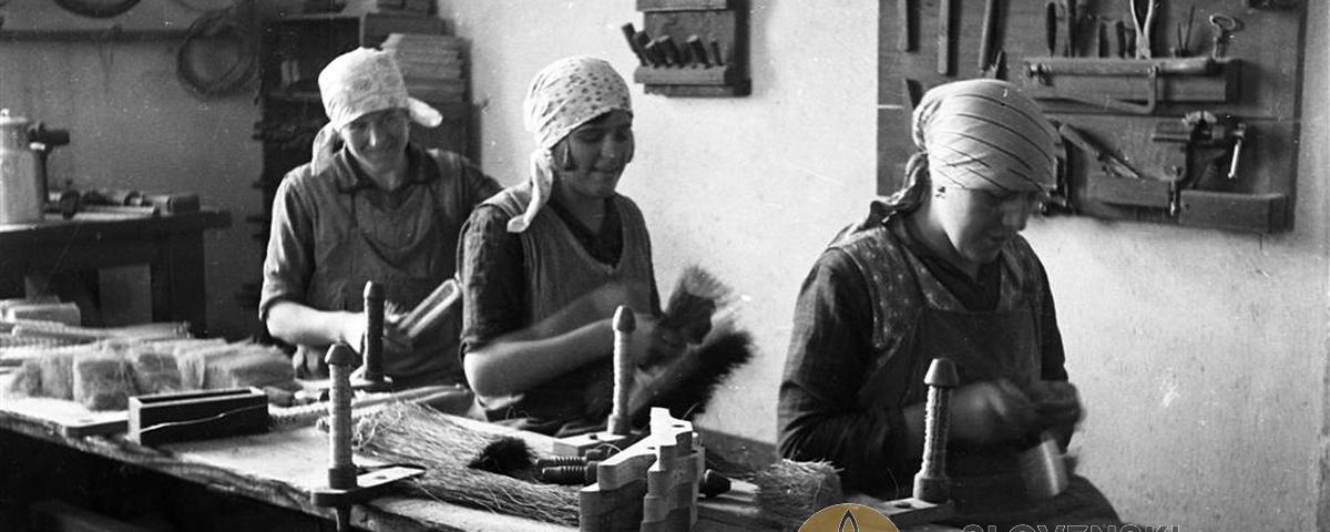 Ročna izdelava metel v Nagličevi ščetarski delavnici leta 1932 v Šmarci pri Kamniku. Foto: Peter Naglič, Zbirka fotografij, SEM